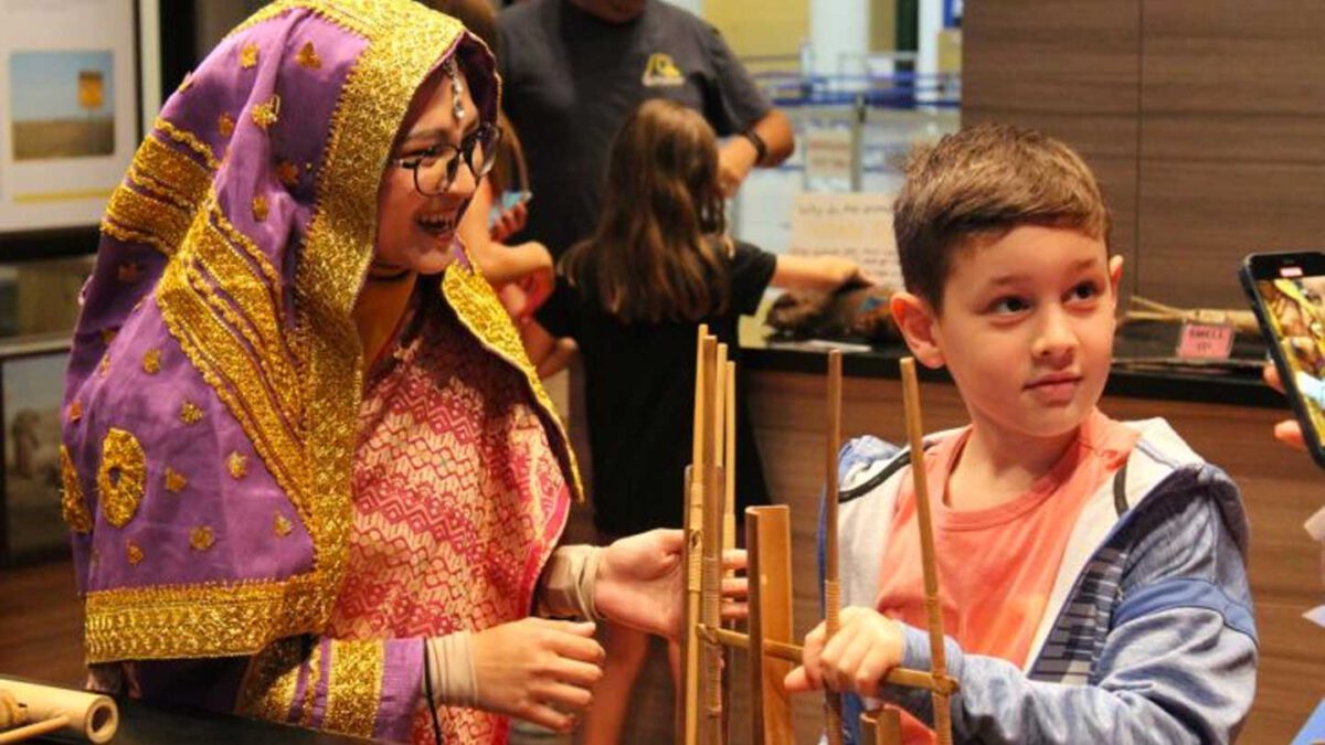 Teach Angklung to Visitor - Field Museum
